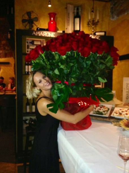 2013 i 25 anni di Federica con un mazzo di rose enorme ricevute dal fidanzato Filippo Magnini